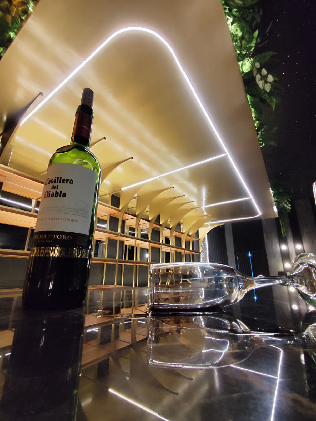 Barra de Moon Lounge con botella de vino y copas